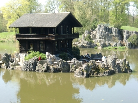 Isselburg-Vehlingen : Pferdehorster Straße, Biotopwildpark Anholter Schweiz, Schweizer Häuschen, eingerahmt von kleinen Felsformationen, in denen sich Sitzbänke zum Verweilen befinden.